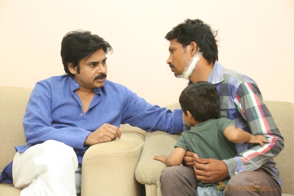 Pawan Kalyan Meets his fan Karuna Srinivas - Photos 