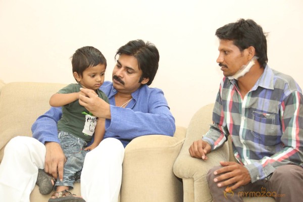 Pawan Kalyan Meets his fan Karuna Srinivas - Photos 