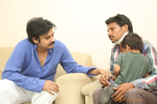 Pawan Kalyan Meets his fan Karuna Srinivas - Photos 