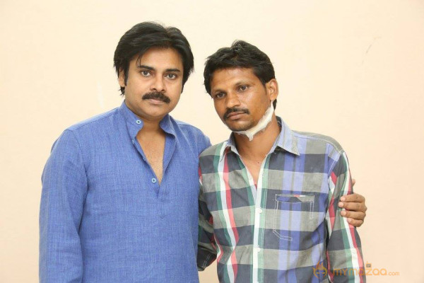 Pawan Kalyan Meets his fan Karuna Srinivas - Photos 