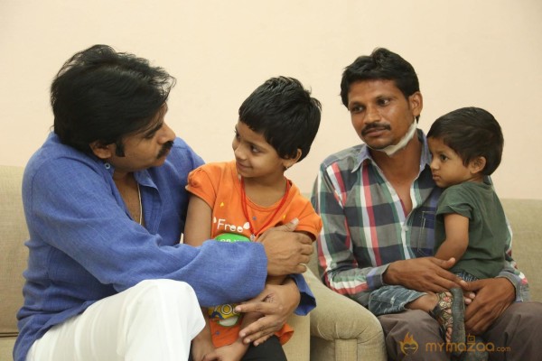 Pawan Kalyan Meets his fan Karuna Srinivas - Photos 