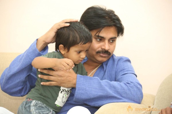 Pawan Kalyan Meets his fan Karuna Srinivas - Photos 