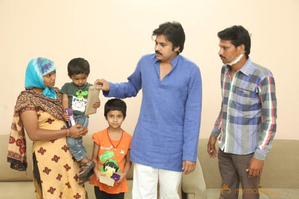 Pawan Kalyan Meets his fan Karuna Srinivas - Photos 