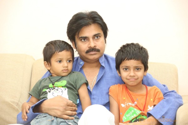 Pawan Kalyan Meets his fan Karuna Srinivas - Photos 