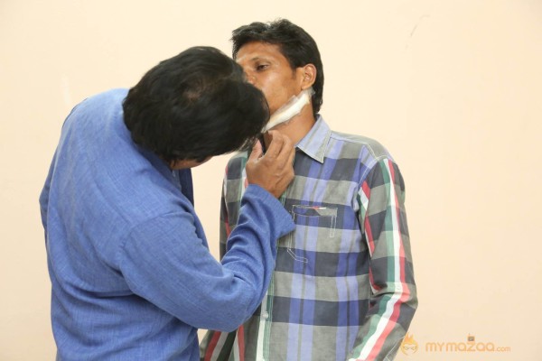 Pawan Kalyan Meets his fan Karuna Srinivas - Photos 