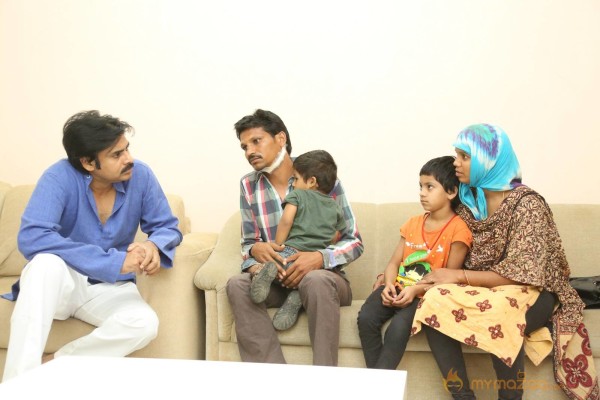 Pawan Kalyan Meets his fan Karuna Srinivas - Photos 