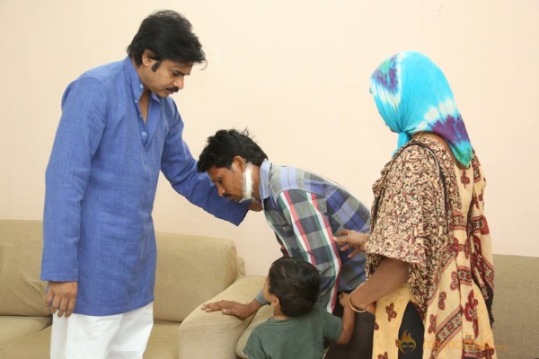 Pawan Kalyan Meets his fan Karuna Srinivas - Photos 