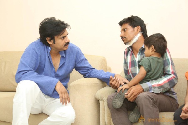 Pawan Kalyan Meets his fan Karuna Srinivas - Photos 