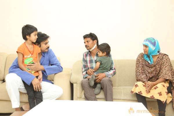 Pawan Kalyan Meets his fan Karuna Srinivas - Photos 