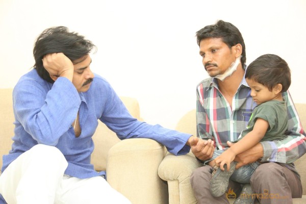 Pawan Kalyan Meets his fan Karuna Srinivas - Photos 