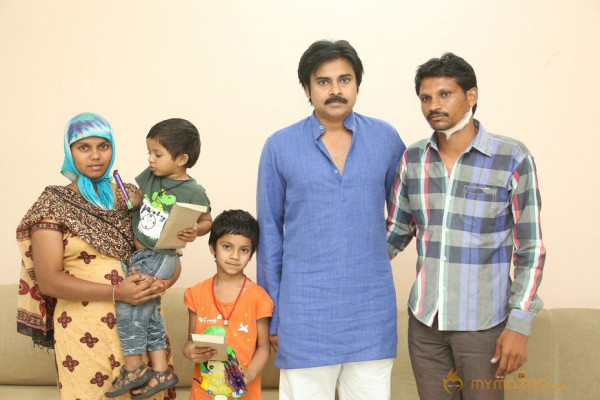 Pawan Kalyan Meets his fan Karuna Srinivas - Photos 