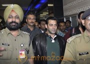 Sharukh and Salman khan at Mumbai Airport Gallery