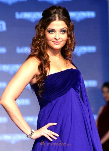 Aishwarya Rai Launch Gold Collection