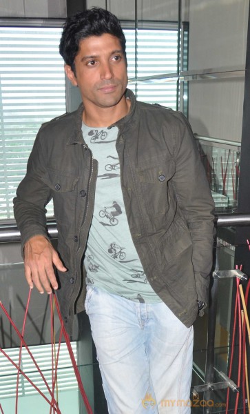 Bhaag Milkha Bhaag Promotion On sets of IIJ 