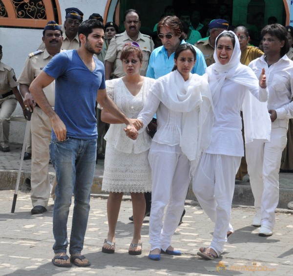 Bollywood Celebrities at Jiah Khan Funeral Photo Gallery 