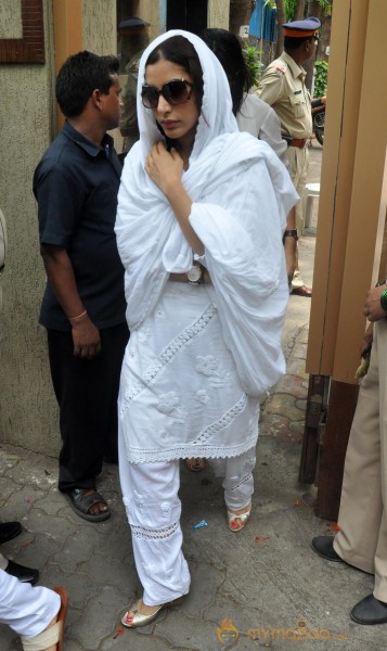 Bollywood Celebrities at Jiah Khan Funeral Photo Gallery 