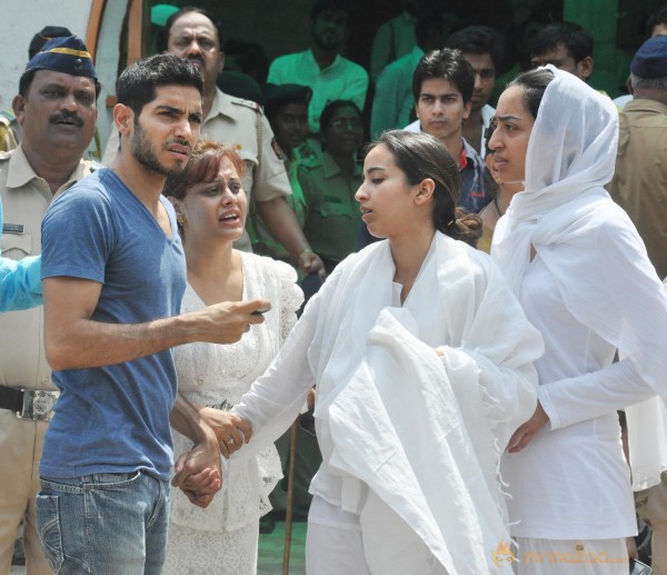 Bollywood Celebrities at Jiah Khan Funeral Photo Gallery 