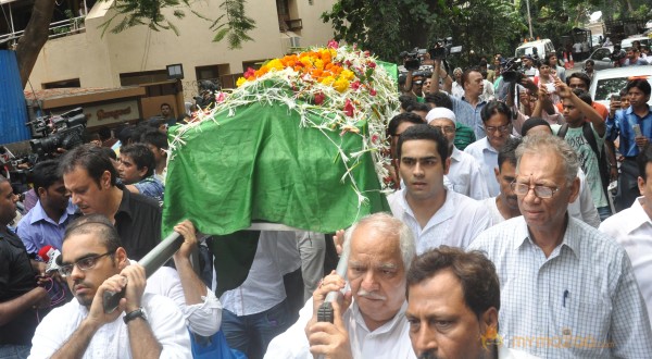 Bollywood Celebrities at Jiah Khan Funeral Photo Gallery 