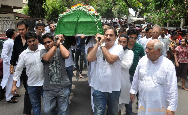 Bollywood Celebrities at Jiah Khan Funeral Photo Gallery 