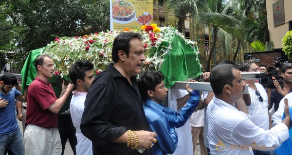 Bollywood Celebrities at Jiah Khan Funeral Photo Gallery 