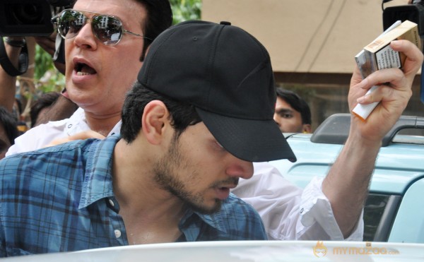 Bollywood Celebrities at Jiah Khan Funeral Photo Gallery 