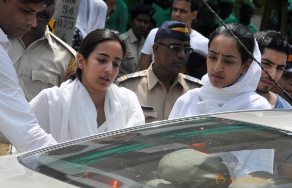 Bollywood Celebrities at Jiah Khan Funeral Photo Gallery 