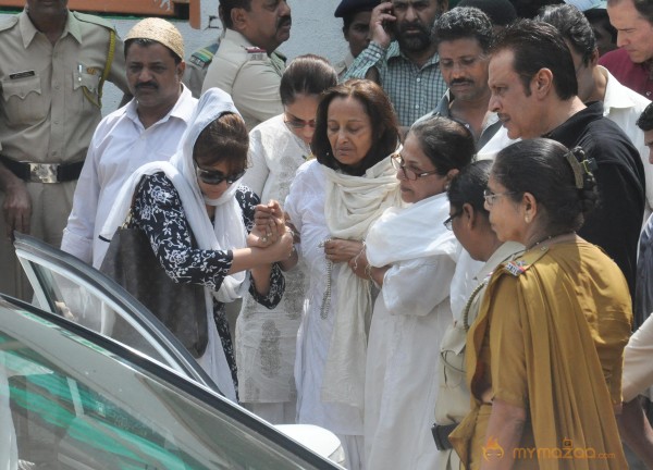 Bollywood Celebrities at Jiah Khan Funeral Photo Gallery 