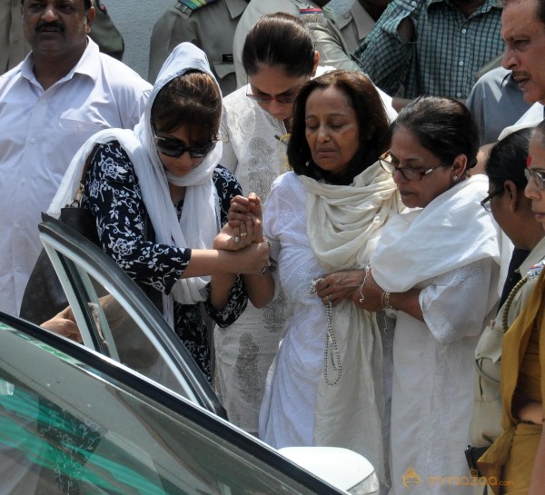 Bollywood Celebrities at Jiah Khan Funeral Photo Gallery 