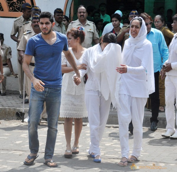 Bollywood Celebrities at Jiah Khan Funeral Photo Gallery 