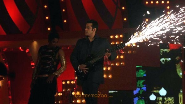 BigB Shahrukh, Salman & Akshay perform for Cintaa Superstars ka Jalwaa Gallery