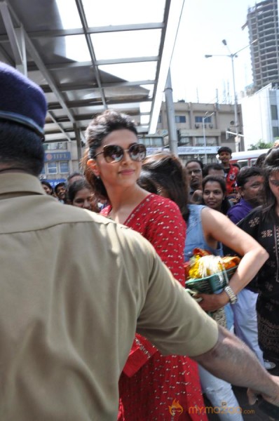 Deepika Padukone Snapped At Siddhivinayak Temple  