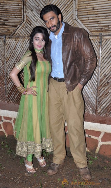 Lootera Team Promote On The Sets Of TV Serial Uttaran 