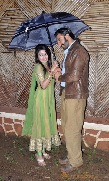 Lootera Team Promote On The Sets Of TV Serial Uttaran 