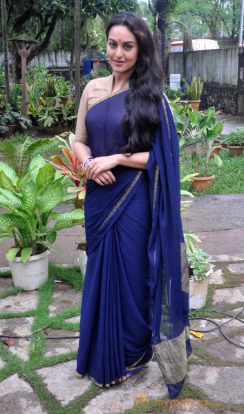 Lootera Team Promote On The Sets Of TV Serial Uttaran 