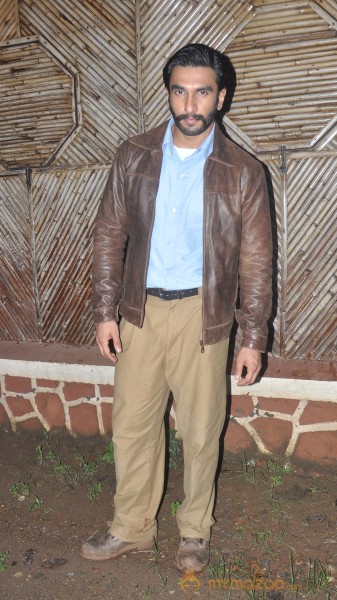 Lootera Team Promote On The Sets Of TV Serial Uttaran 