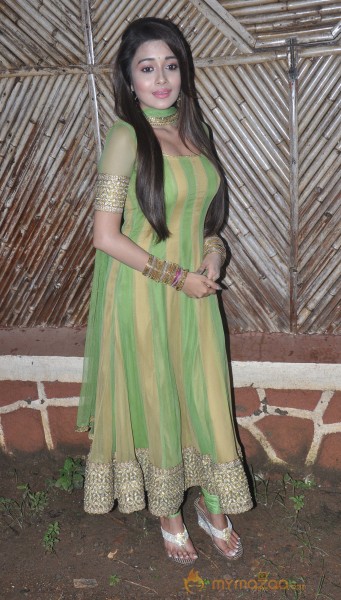 Lootera Team Promote On The Sets Of TV Serial Uttaran 