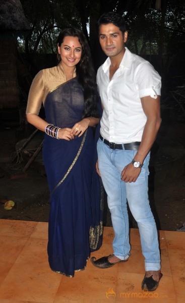 Lootera Team Promote On The Sets Of TV Serial Uttaran 