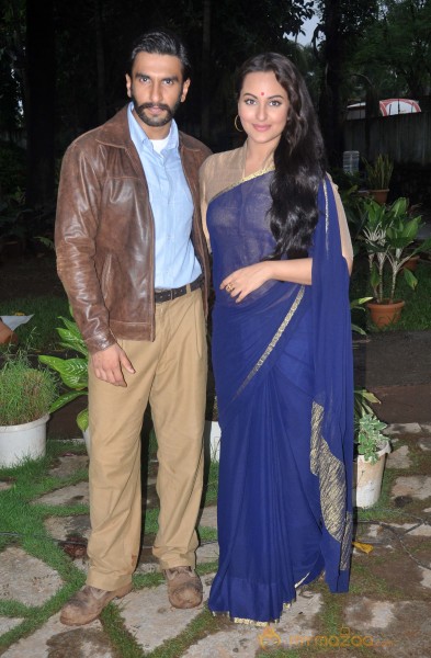 Lootera Team Promote On The Sets Of TV Serial Uttaran 
