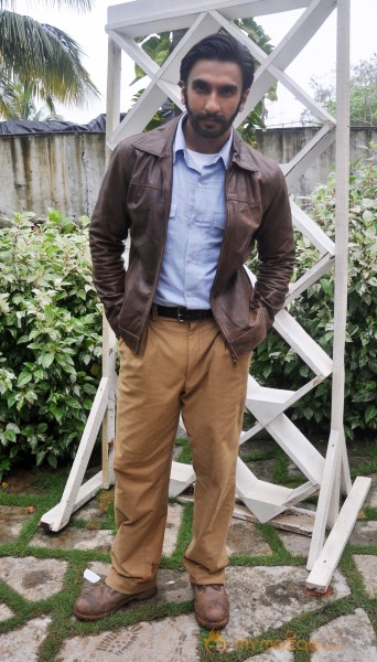 Lootera Team Promote On The Sets Of TV Serial Uttaran 