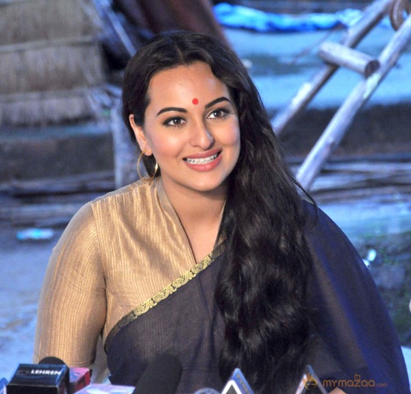 Lootera Team Promote On The Sets Of TV Serial Uttaran 