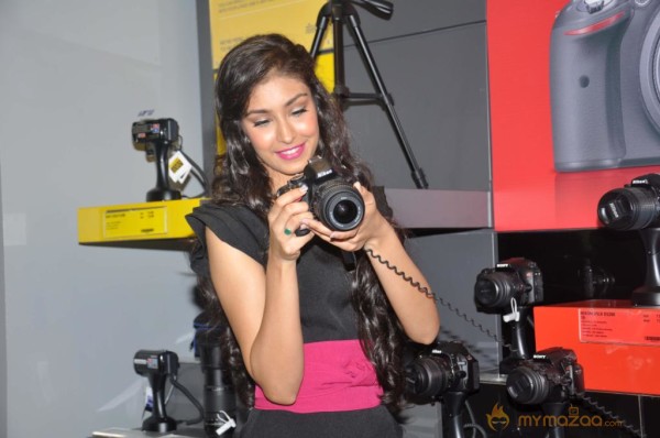 Miss India World Navneet Kaur Dhillon At Reliance Digital Store 