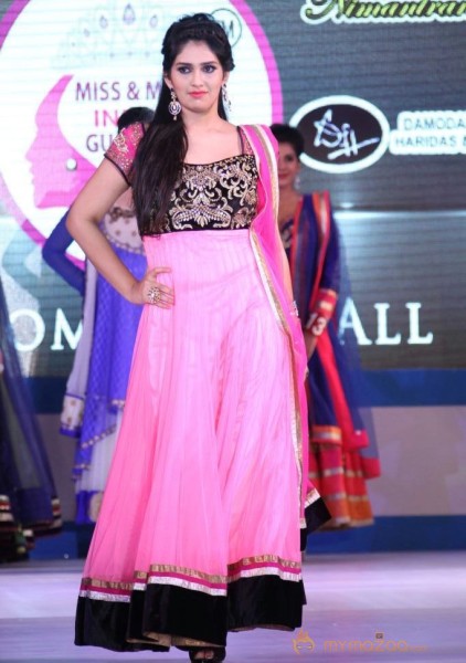 Miss n Mrs India Gujarati Fashion Show Photos02