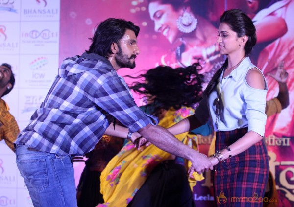 Ranveer, Deepika Ram Leela Promote Photos