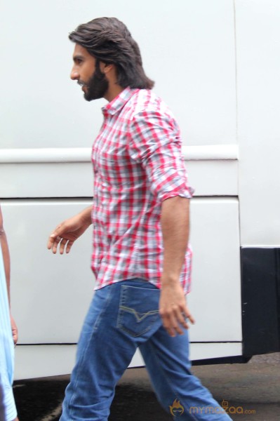 Ranveer Singh Promoting Lootera Movie 