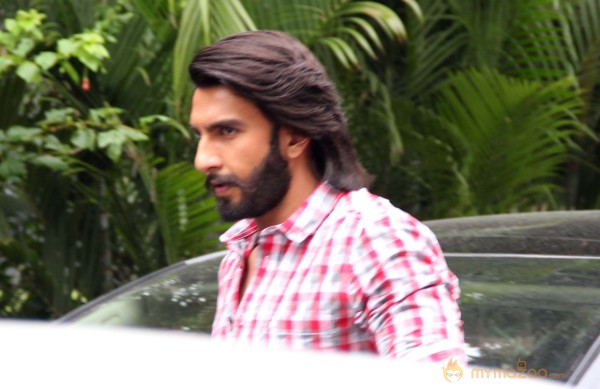 Ranveer Singh Promoting Lootera Movie 