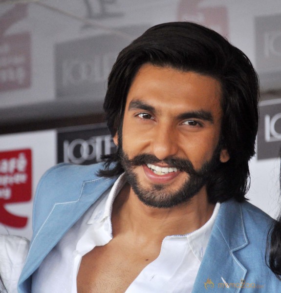 Sonakshi-Ranveer Promote Lootera at Cafe Coffee Day Photos 