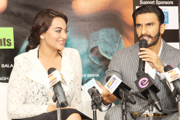 Sonakshi & Ranveer Promote LOOTERA In Dubai 