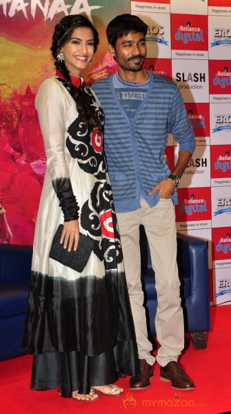 Sonam Kapoor & Dhanush At Reliance Digital Event 