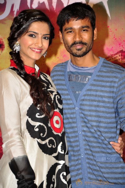 Sonam Kapoor & Dhanush At Reliance Digital Event 