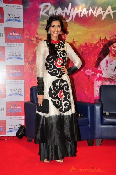 Sonam Kapoor & Dhanush At Reliance Digital Event 